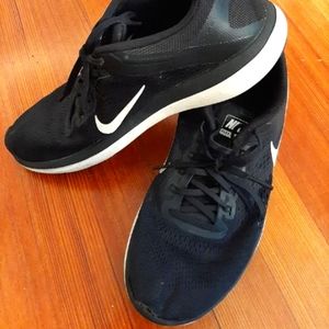 Nike Flex Runner Shoes in Black/White